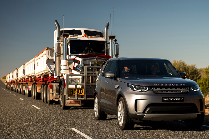 land-rover-discovery-5-tows-road-train-9-bm