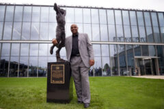 sixers-buatkan-patung-untuk-hormati-barkley