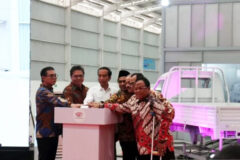 jokowi-meresmikan-pabrik-esemka
