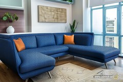 nuansa-biru-nan-artistik-sofa-apartemen