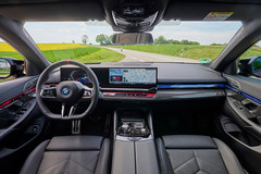 interior-kekinian-bmw-i5-touring-station-wagon-listrik