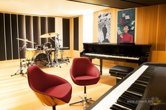 asik-bermusik-di-studio-estetik